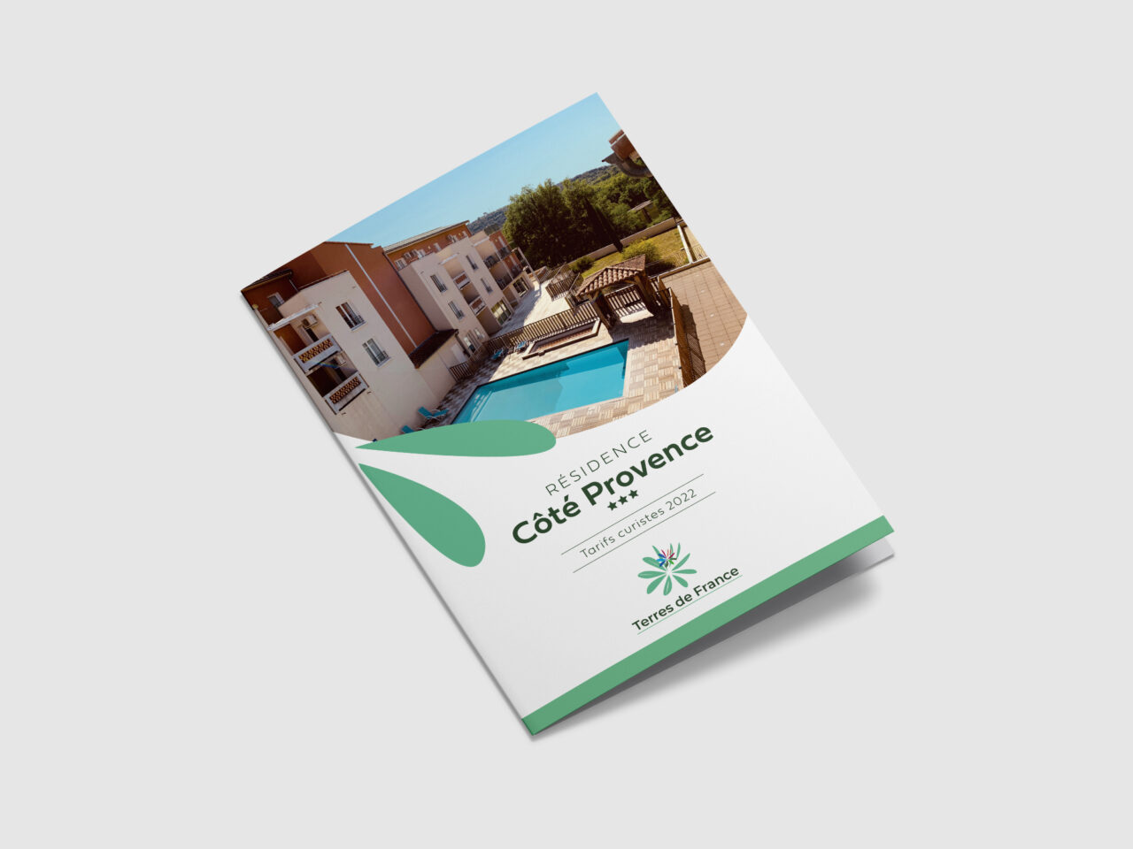 Création de la couverture d'une plaquette pour location d'appart hotel avec piscine en Provence - Graphiste Rennes