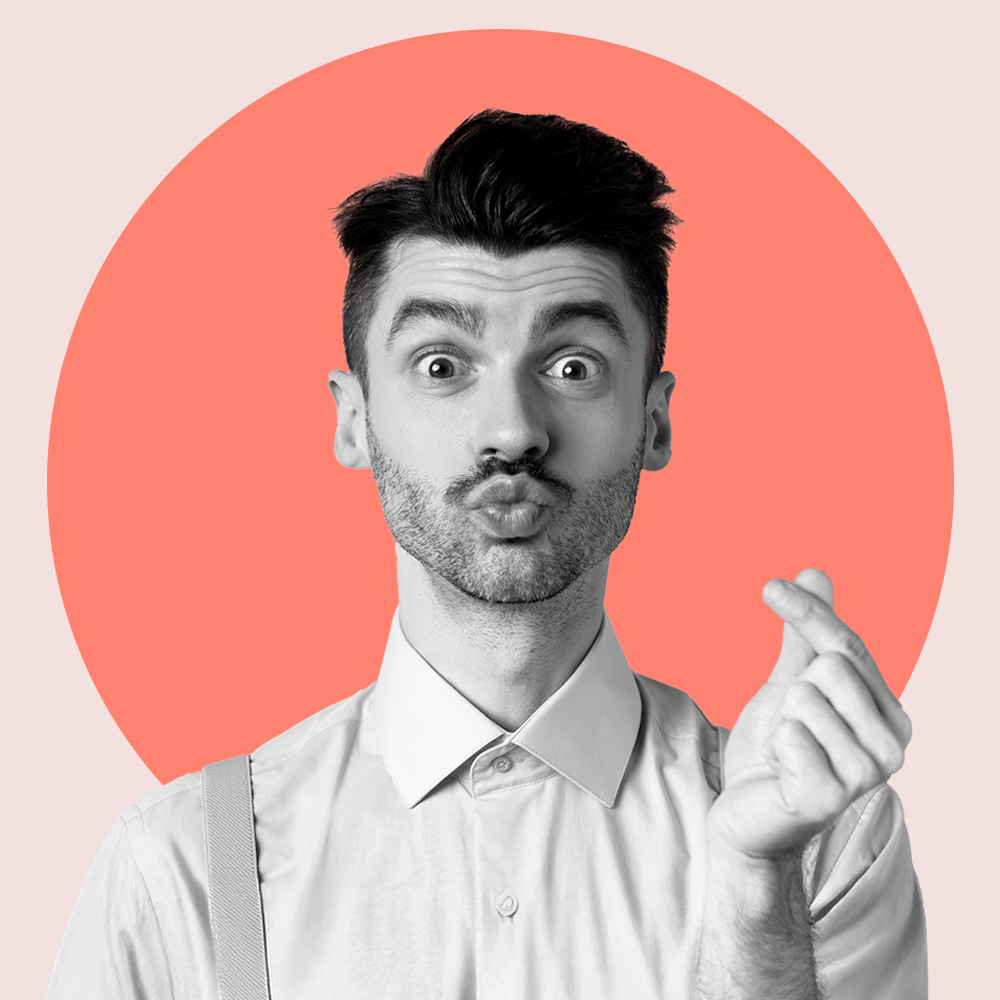 Portrait en noir et blanc d’un homme devant un fond circulaire corail, intégré à une infographie du Baromètre RH 2025