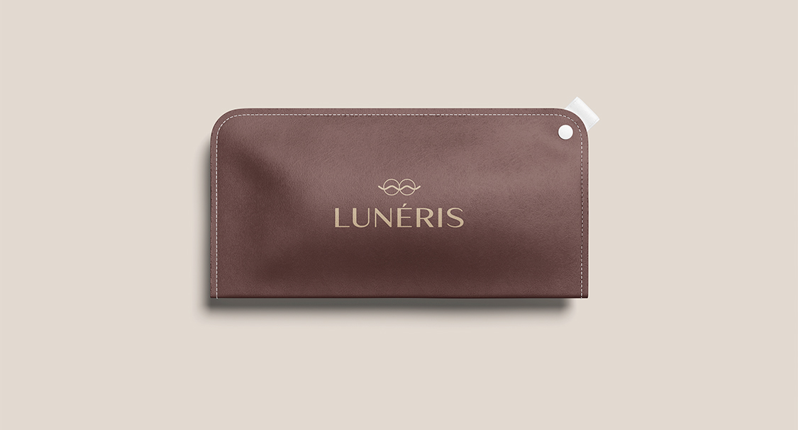 Création identité visuelle opticien Rennes – mockup pochette lunettes Lunéris